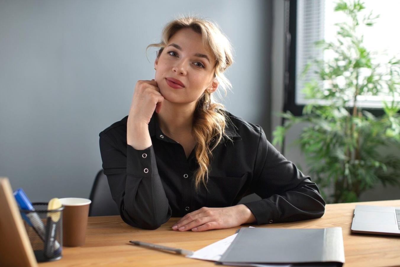 Estudiantes internacionales participando en webinar sobre comunicación efectiva